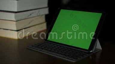绿色屏幕，带有绿色屏幕的平板电脑在桌子上。